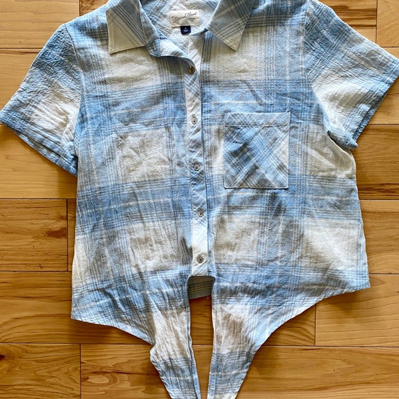 Universal Thread Button-Up Top - Picture 2 of 4